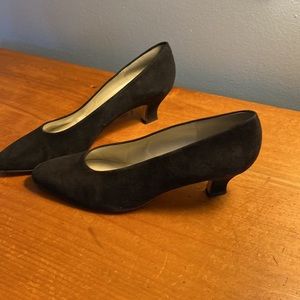 Liz Claiborne black suede 2” kitten heel pumps size 7 1/2 N